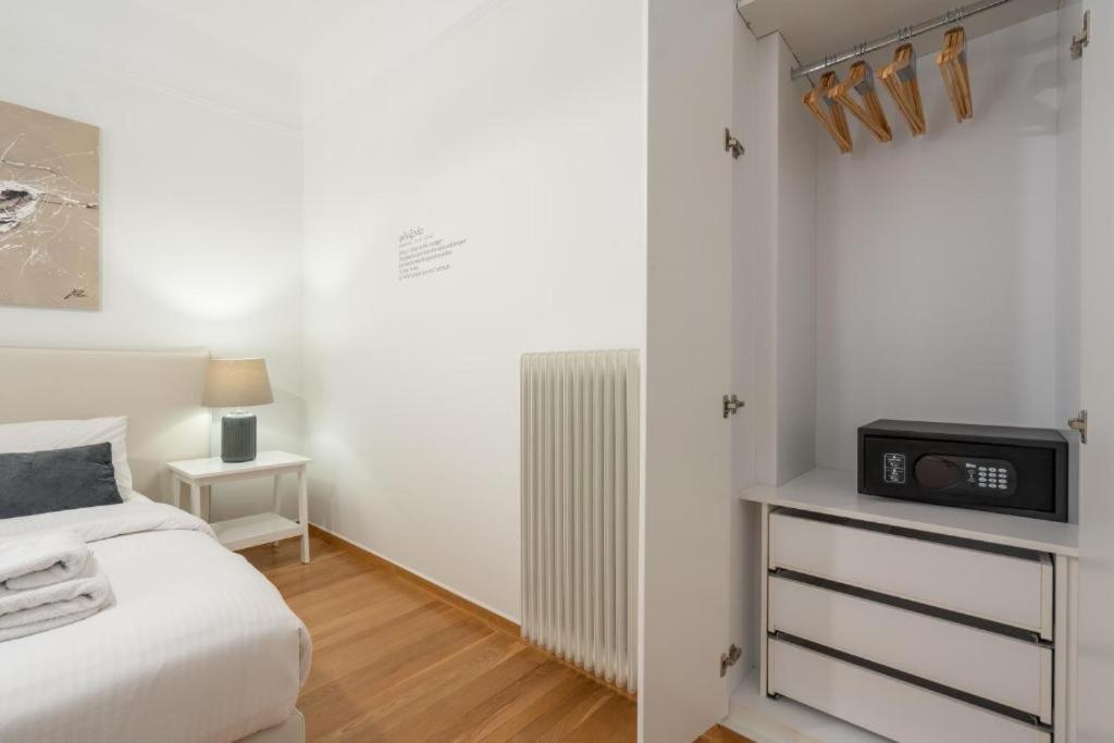 Vibrant Urban Getaway: Modern 1-Bedroom Near Bars, Parks, And Metro Athens Exterior photo